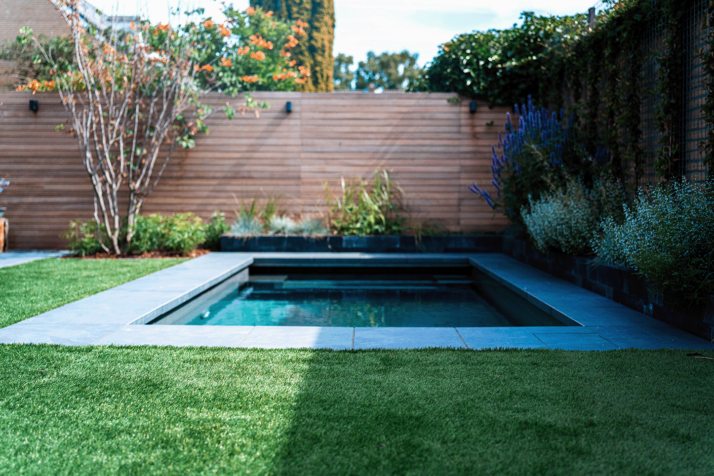 Mag je een zwembad in je tuin bouwen - mooi zwembad in tuin